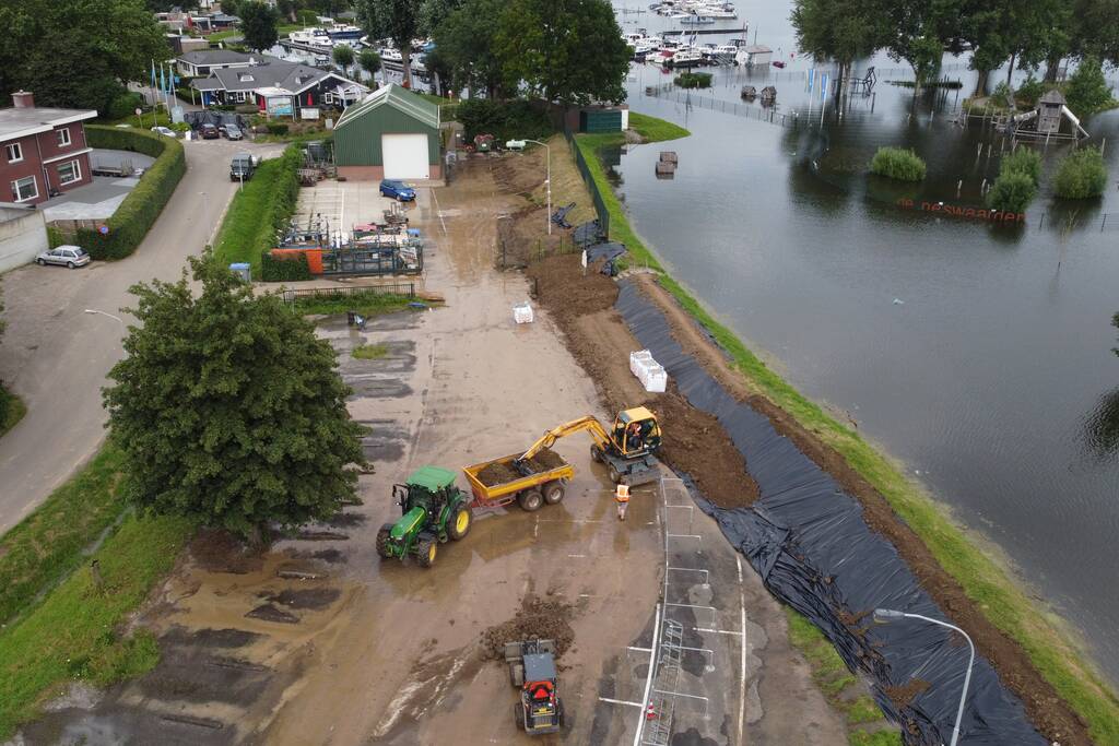 Zomerdijk recreatiegebied dreigt door te breken