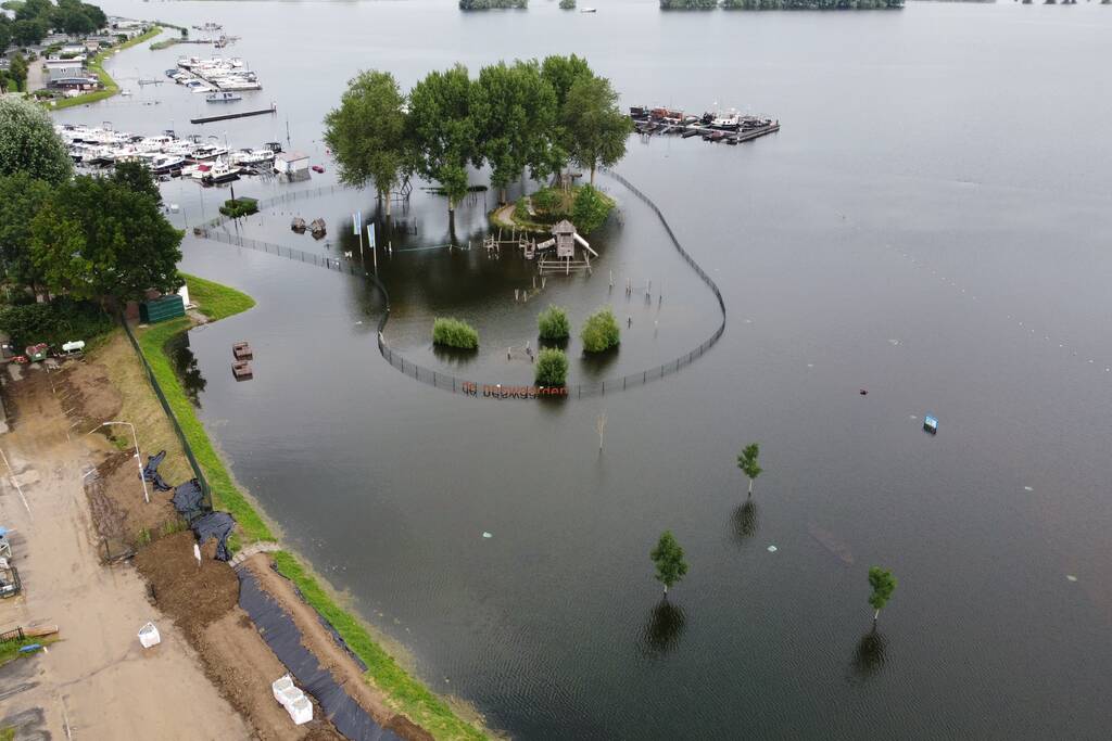 Zomerdijk recreatiegebied dreigt door te breken