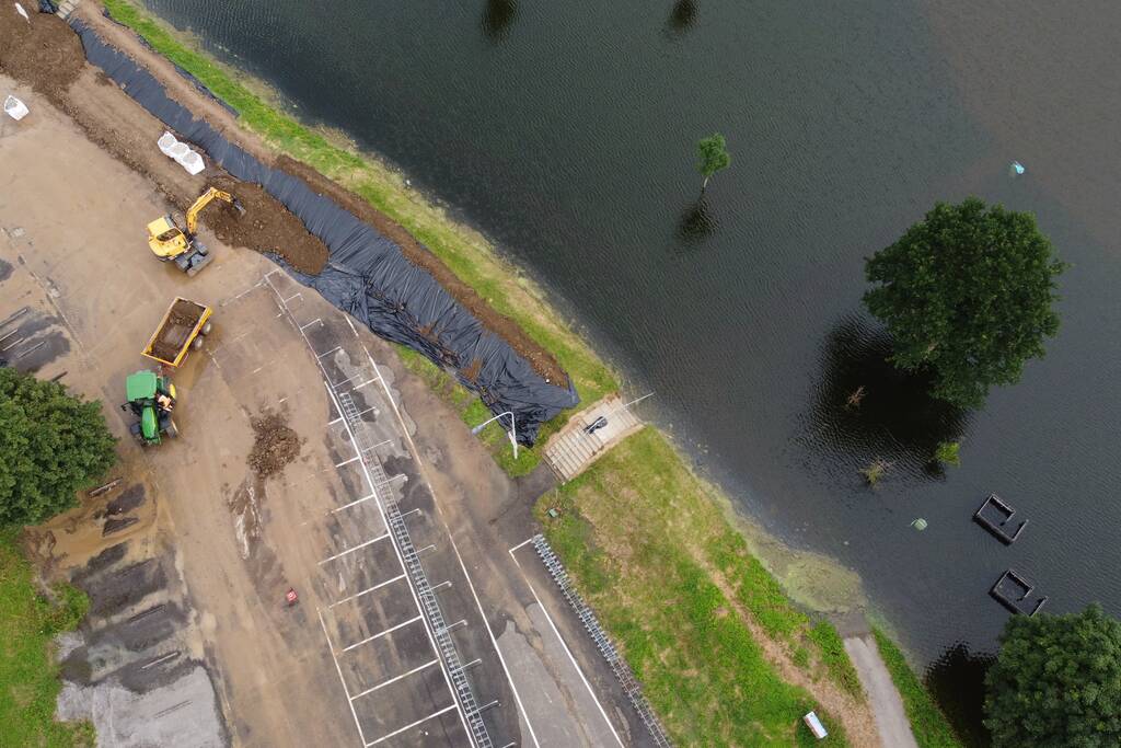 Zomerdijk recreatiegebied dreigt door te breken