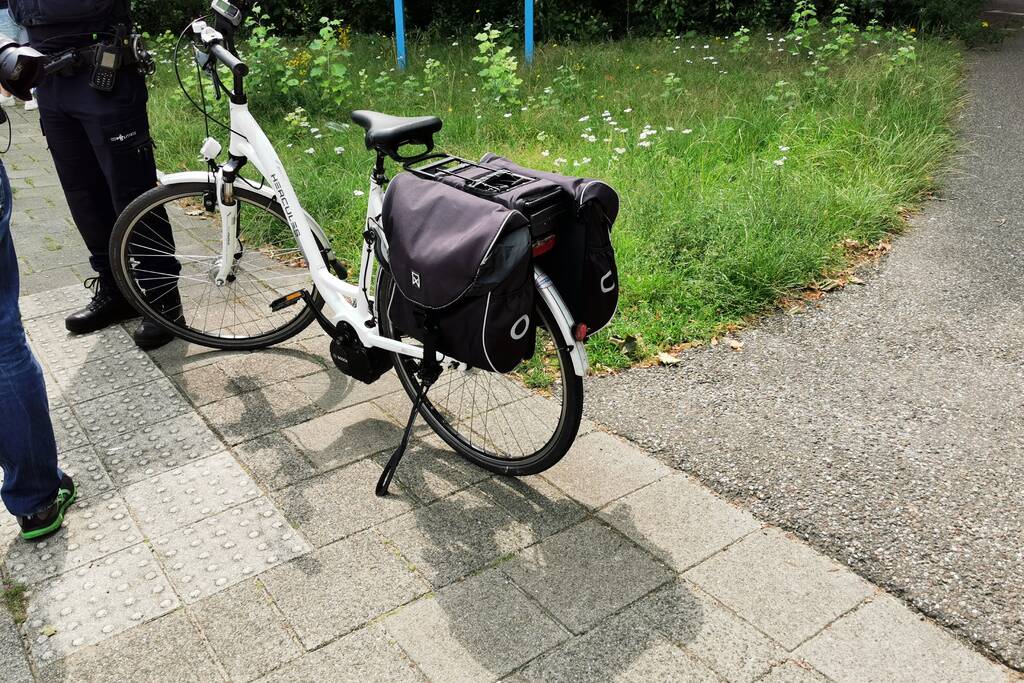 Scooterrijder gaat er vandoor na botsing met fietser