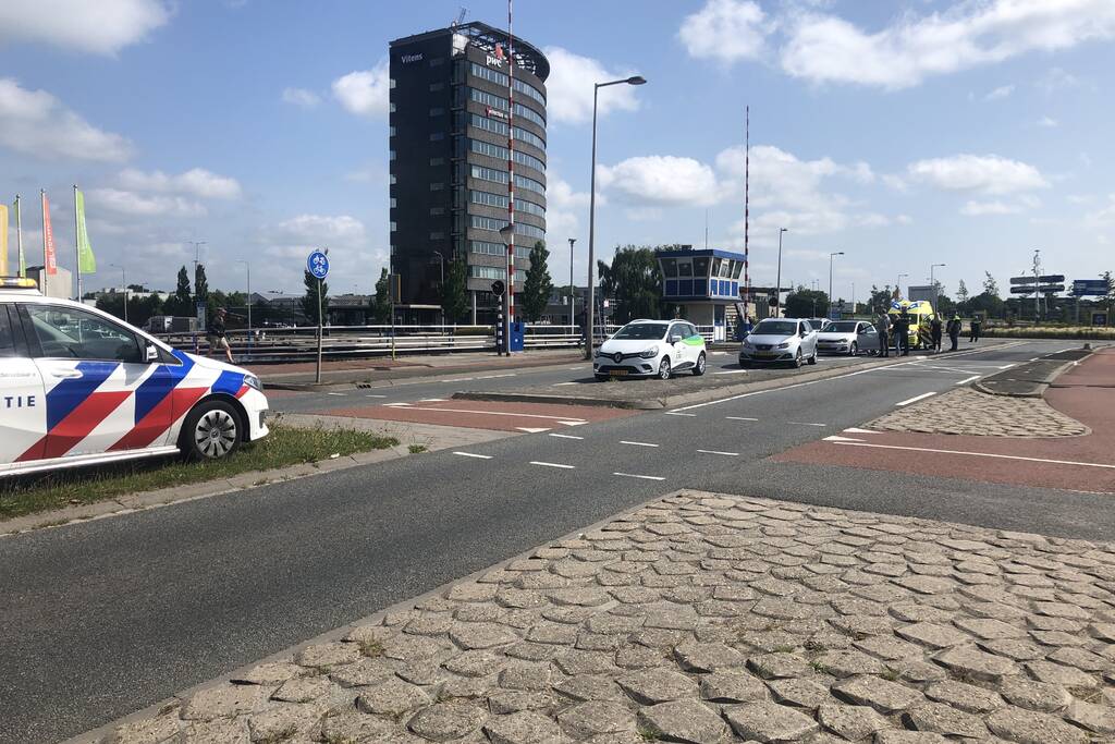 Twee personenwagen botsen op Hermesbrug
