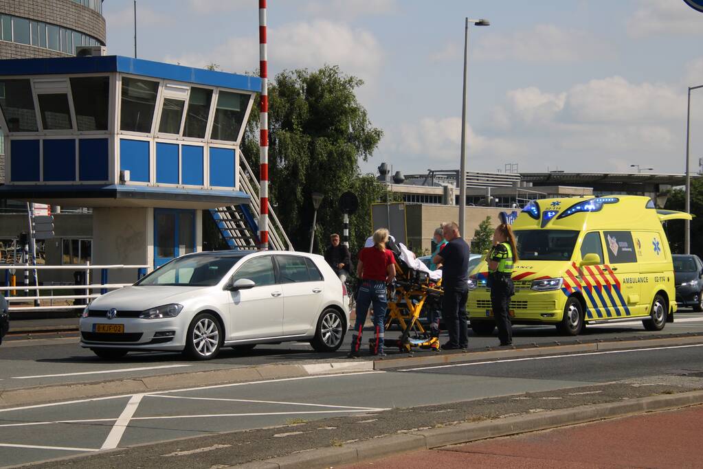 Twee personenwagen botsen op Hermesbrug