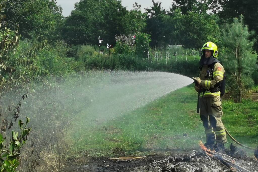 Buitenbrand slaat over na bomen en struiken