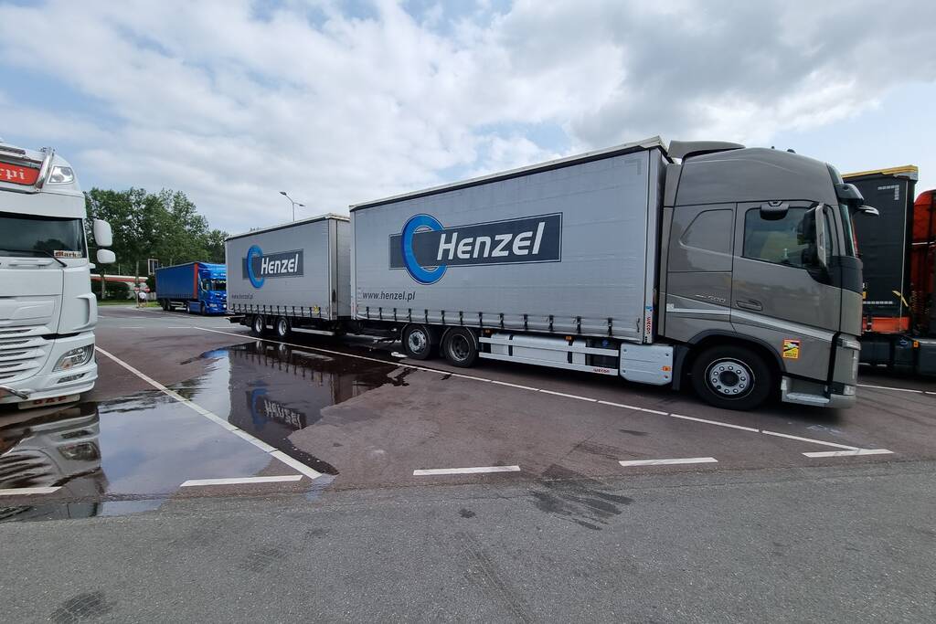 Vrachtwagen lekt liters gevaarlijke stoffen op parkeerplaats