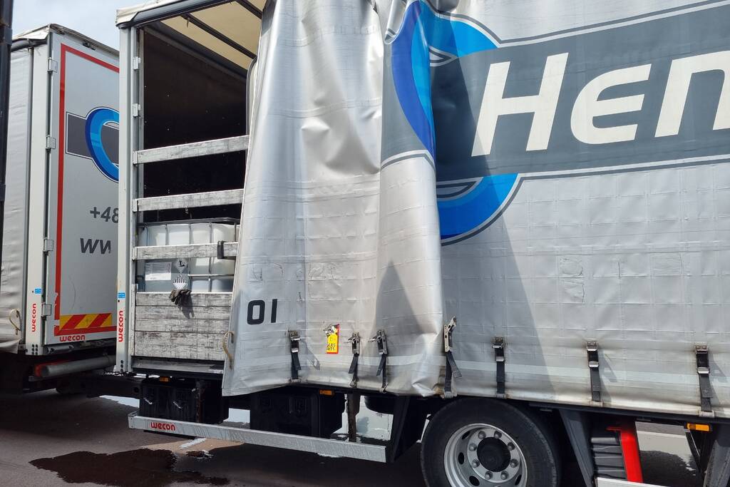 Vrachtwagen lekt liters gevaarlijke stoffen op parkeerplaats