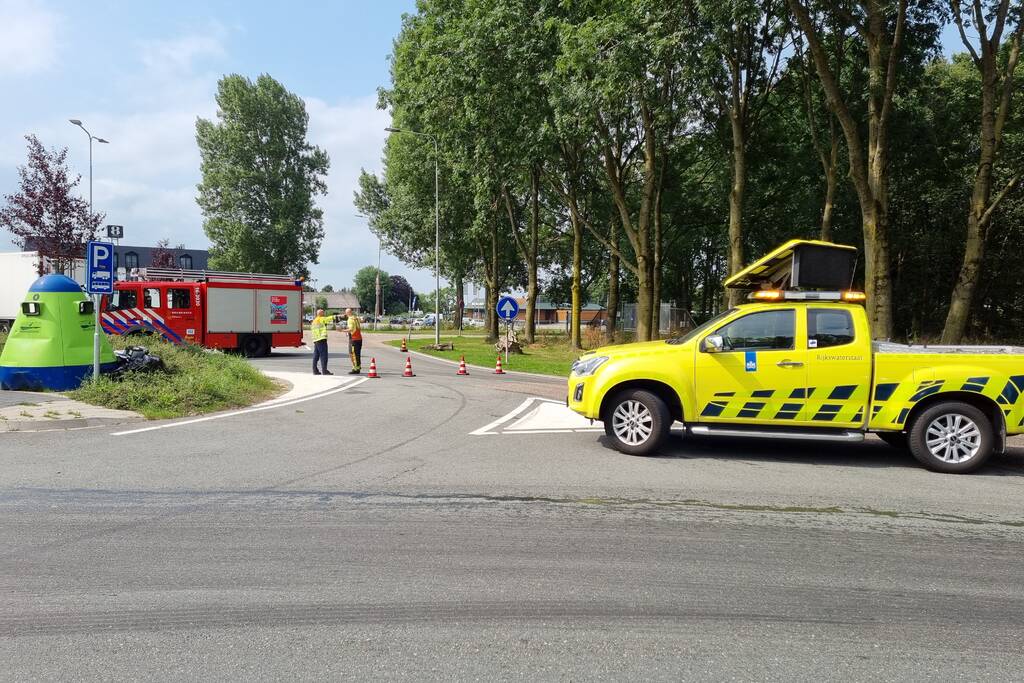 Vrachtwagen lekt liters gevaarlijke stoffen op parkeerplaats
