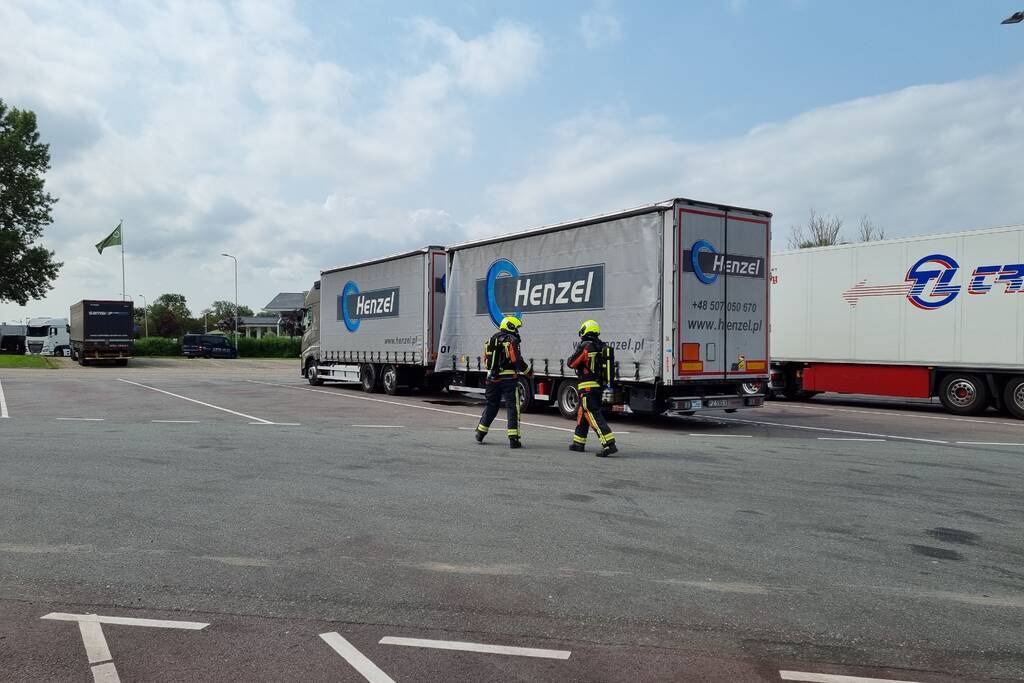 Vrachtwagen lekt liters gevaarlijke stoffen op parkeerplaats