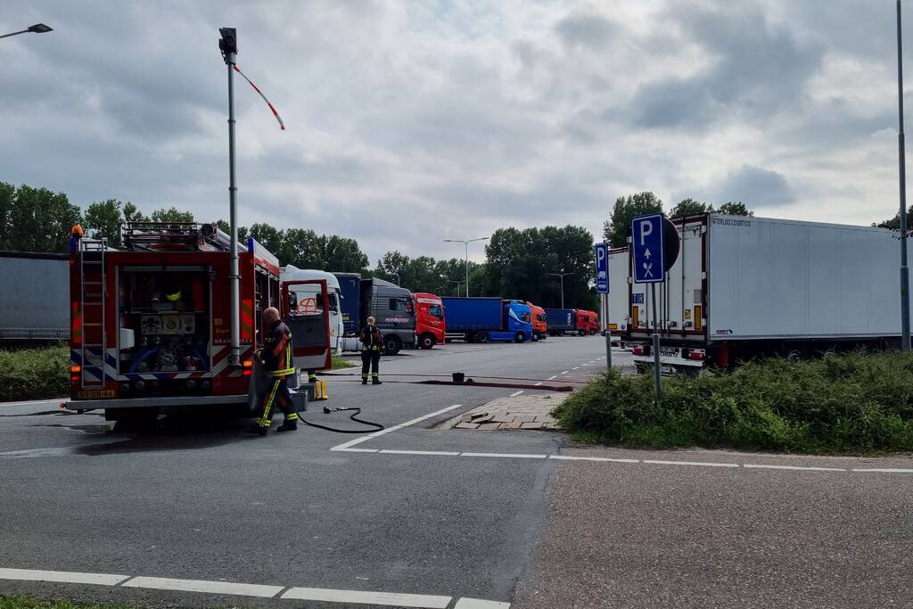 Vrachtwagen lekt liters gevaarlijke stoffen op parkeerplaats