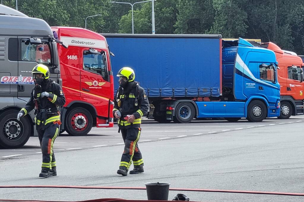 Vrachtwagen lekt liters gevaarlijke stoffen op parkeerplaats
