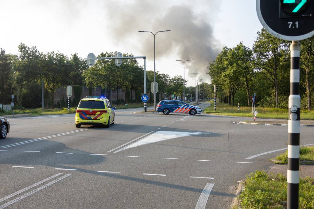 Uitslaande brand in garagebedrijf