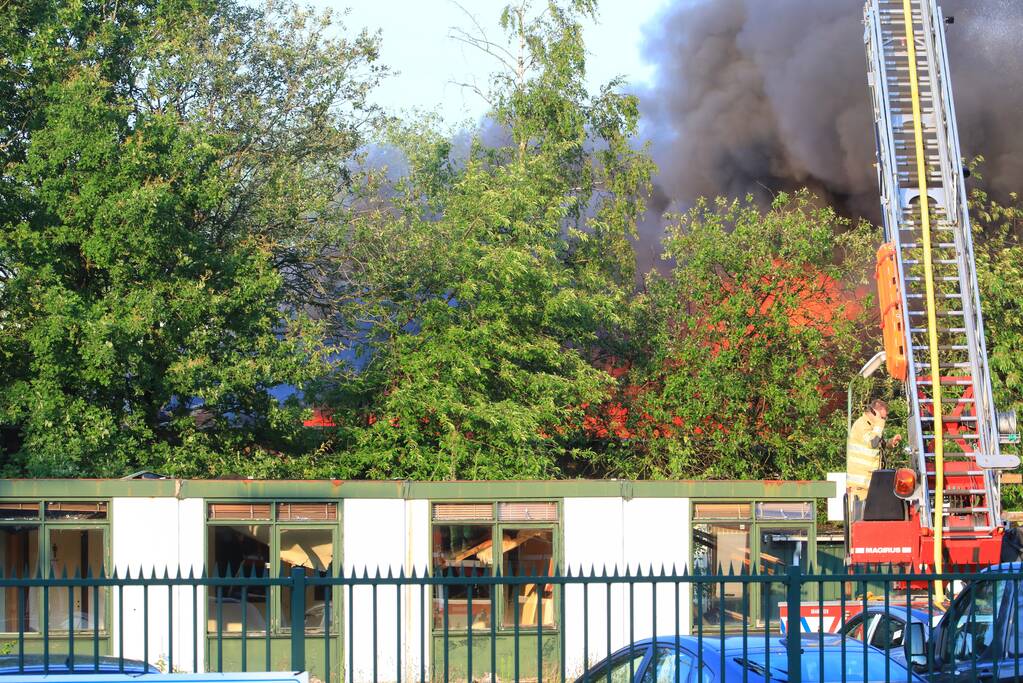 Uitslaande brand in garagebedrijf