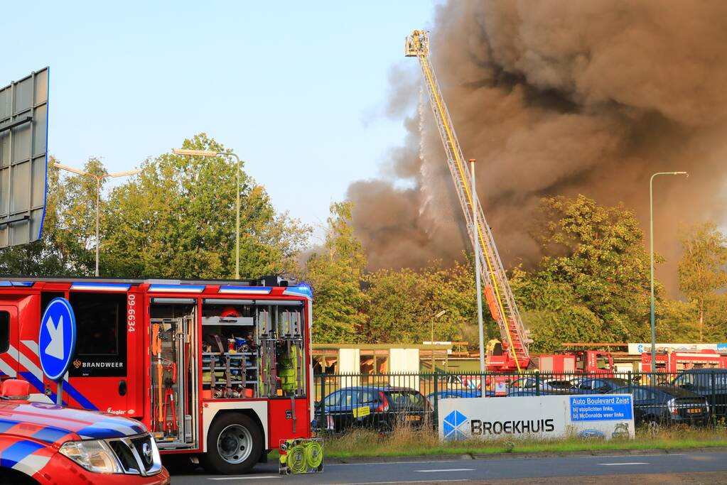 Uitslaande brand in garagebedrijf