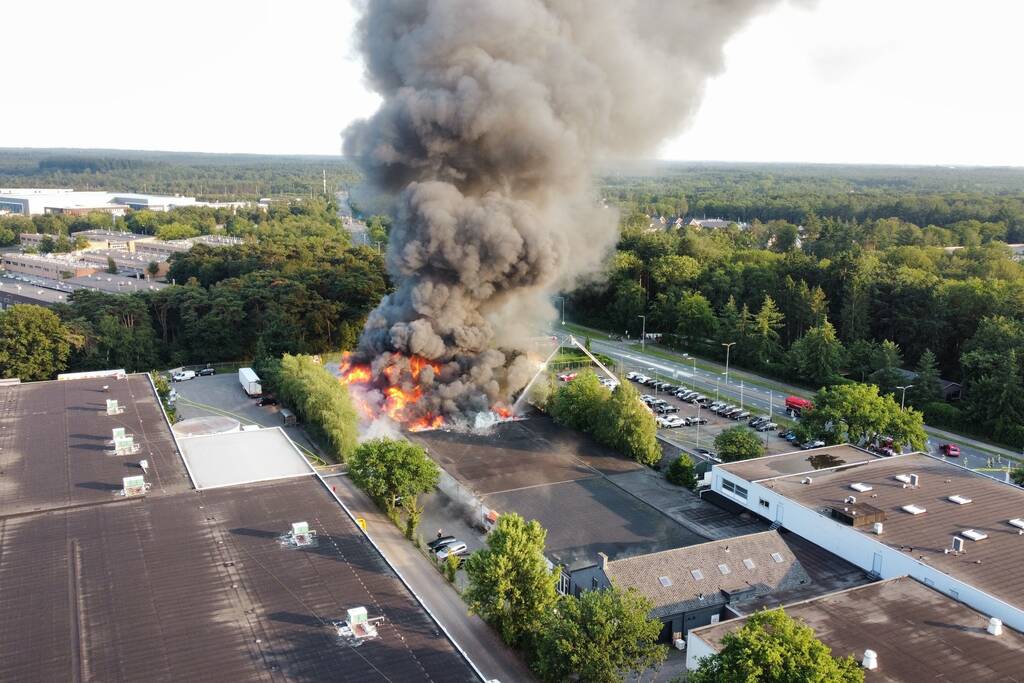Uitslaande brand in garagebedrijf