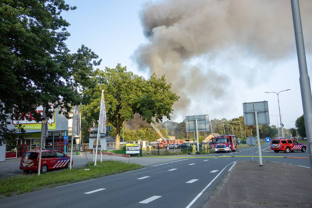 Uitslaande brand in garagebedrijf