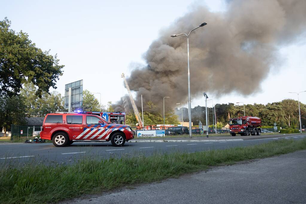 Uitslaande brand in garagebedrijf