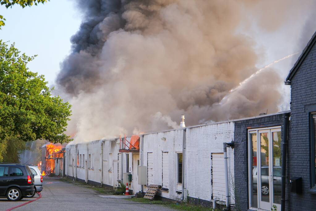 Uitslaande brand in garagebedrijf
