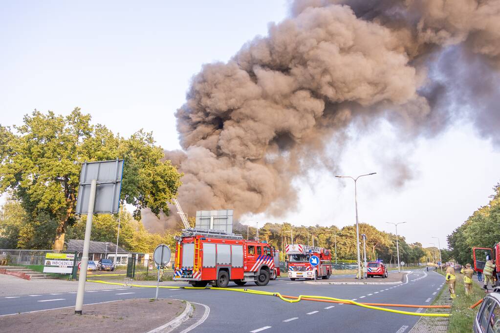 Uitslaande brand in garagebedrijf