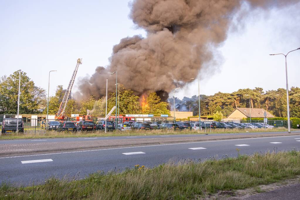 Uitslaande brand in garagebedrijf