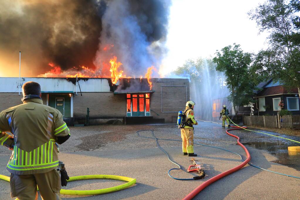 Uitslaande brand in garagebedrijf