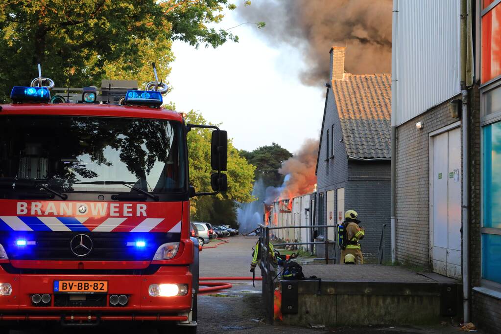 Uitslaande brand in garagebedrijf