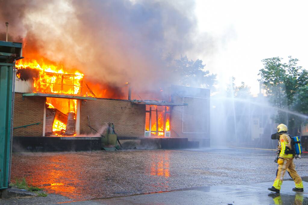 Uitslaande brand in garagebedrijf