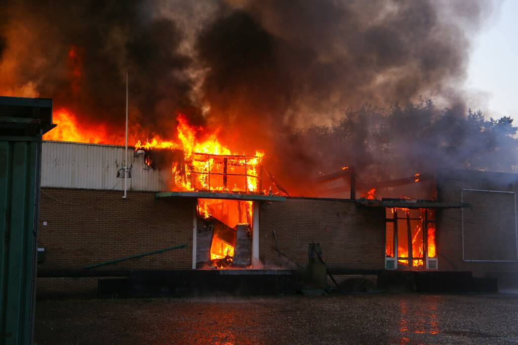 Uitslaande brand in garagebedrijf