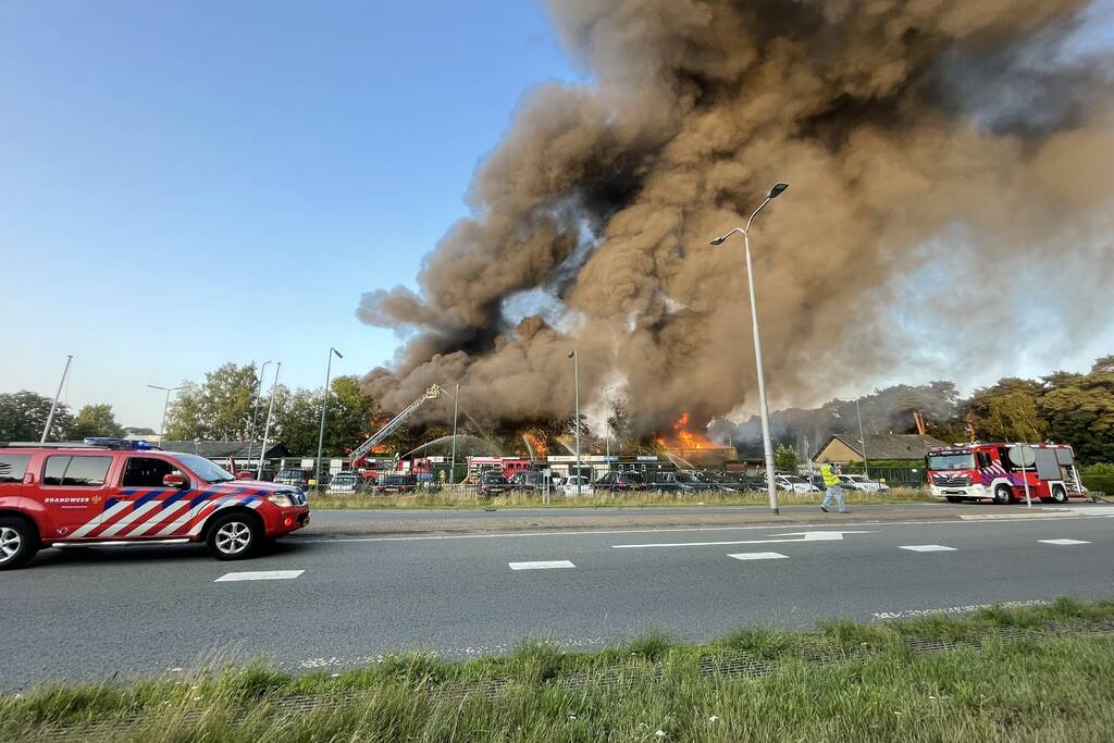 Uitslaande brand in garagebedrijf
