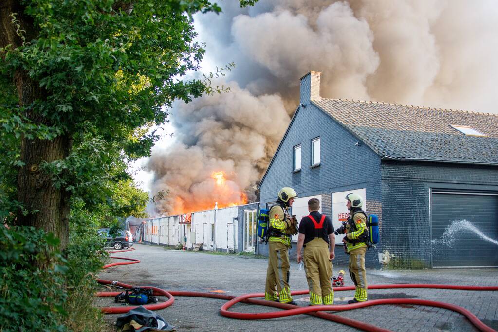 Uitslaande brand in garagebedrijf