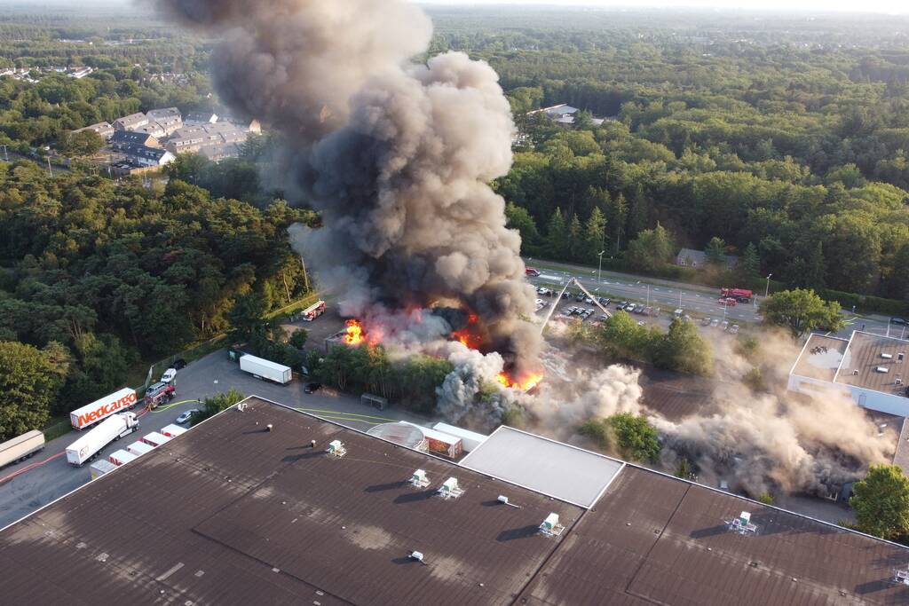 Uitslaande brand in garagebedrijf