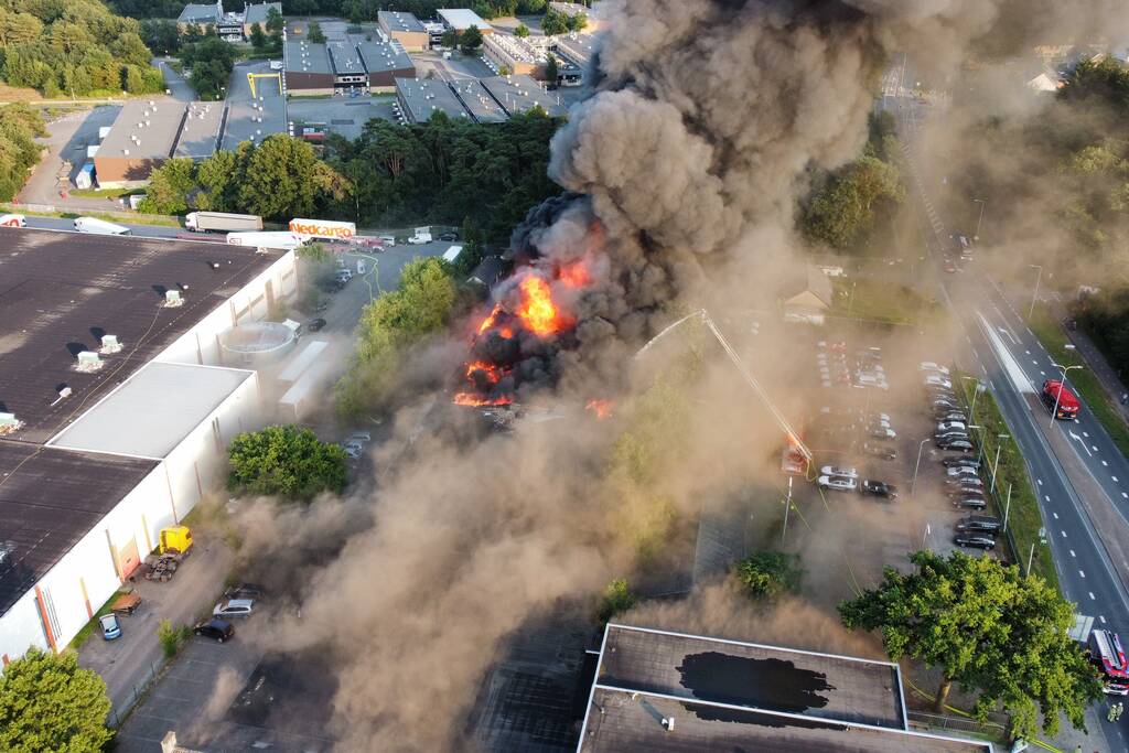 Uitslaande brand in garagebedrijf