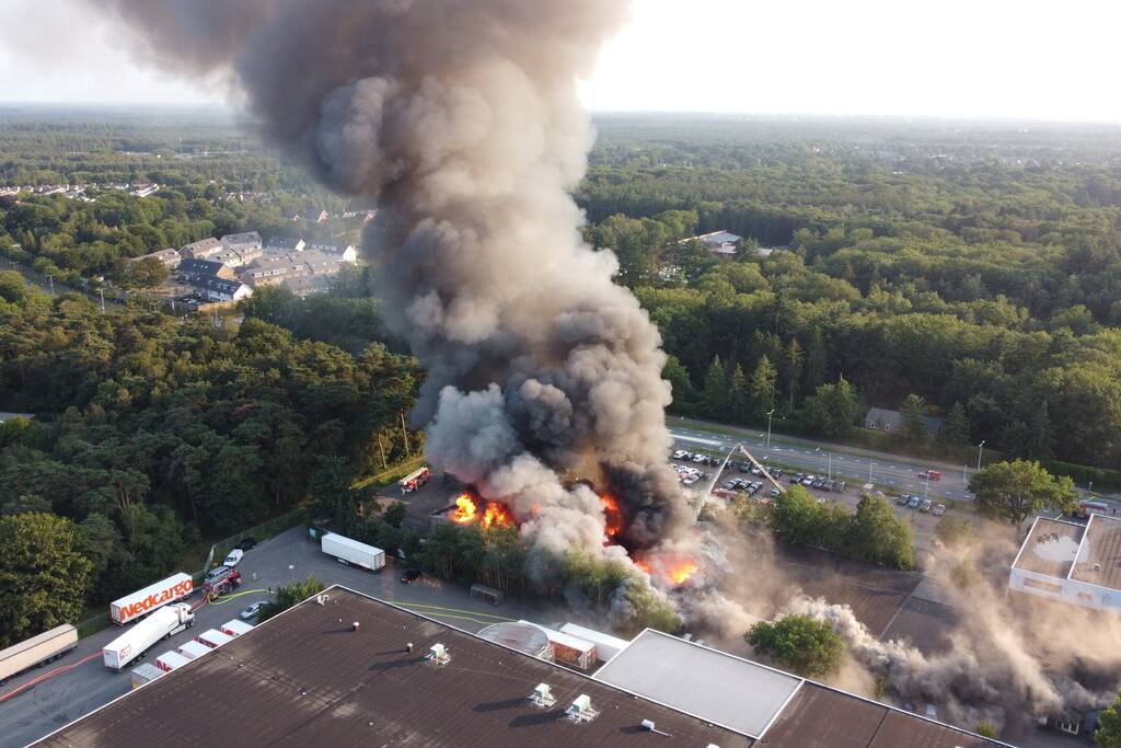 Uitslaande brand in garagebedrijf