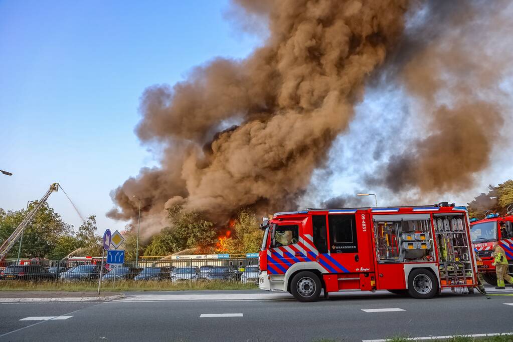 Uitslaande brand in garagebedrijf