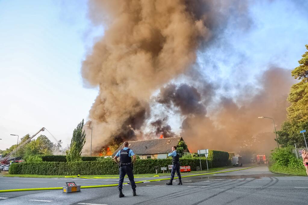 Uitslaande brand in garagebedrijf