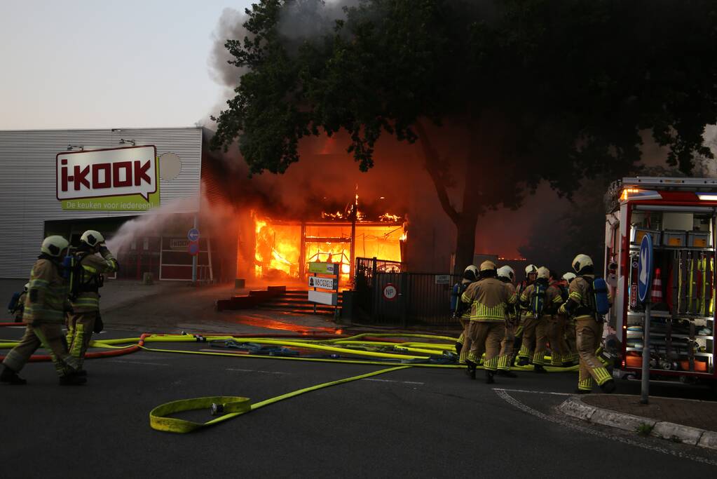 Uitslaande brand in garagebedrijf