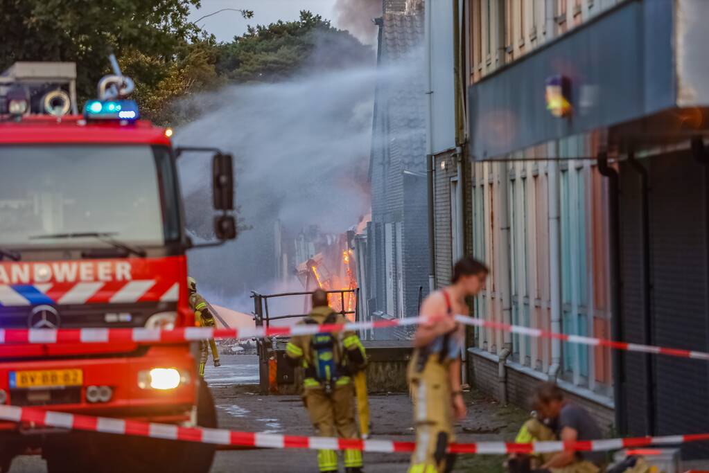 Uitslaande brand in garagebedrijf
