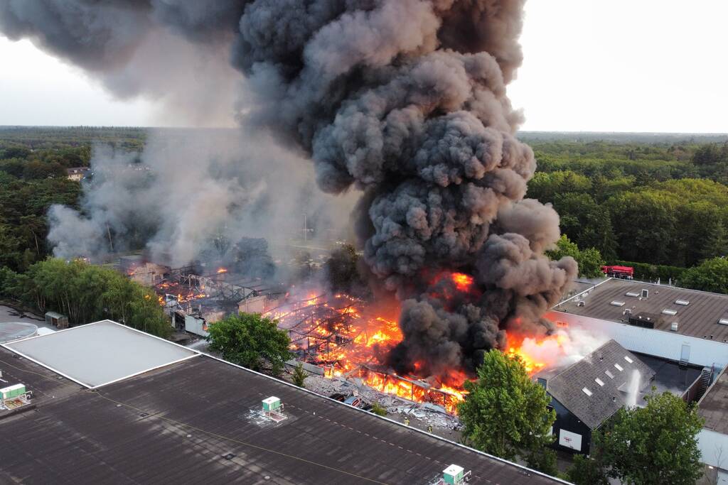 Uitslaande brand in garagebedrijf