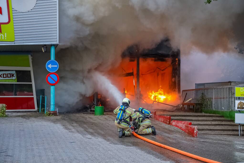 Uitslaande brand in garagebedrijf