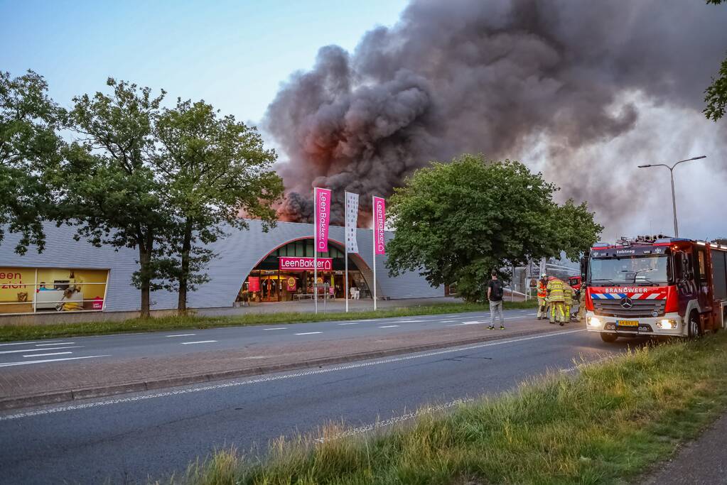 Uitslaande brand in garagebedrijf