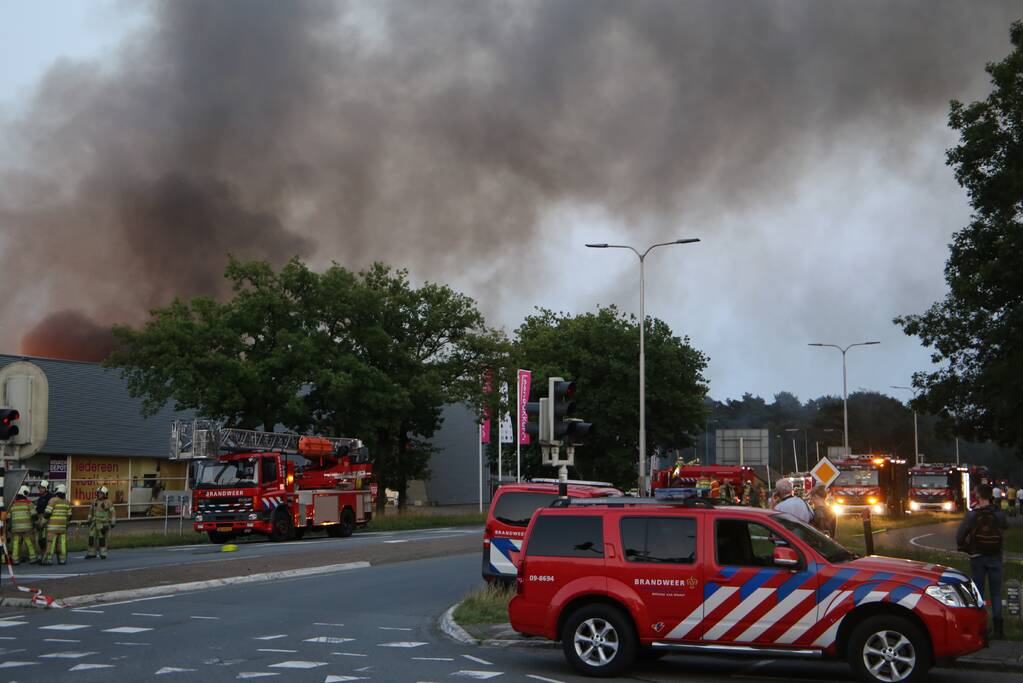 Uitslaande brand in garagebedrijf