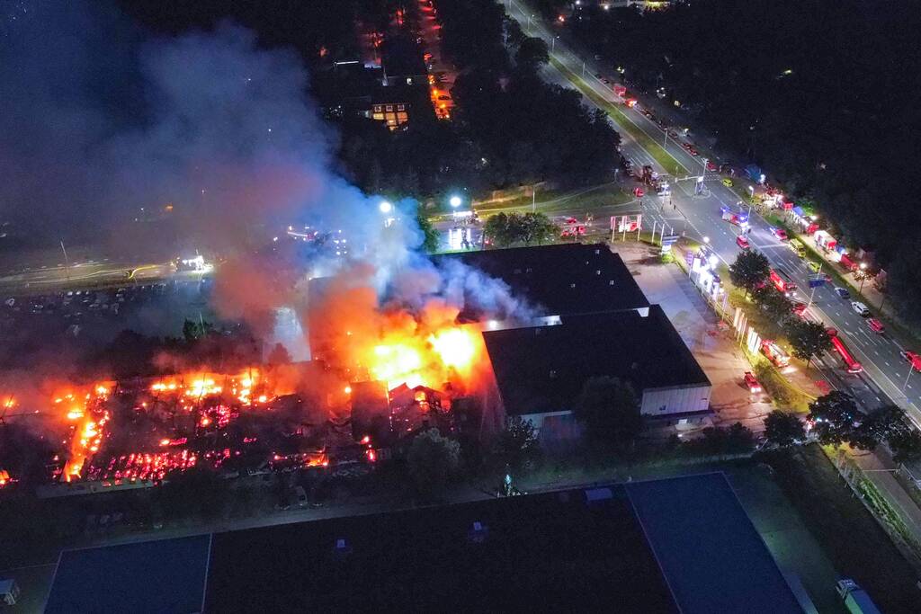 Uitslaande brand in garagebedrijf
