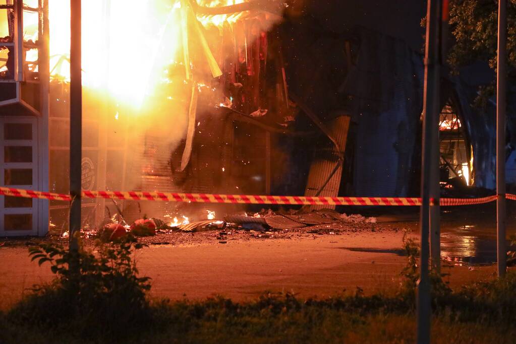 Uitslaande brand in garagebedrijf