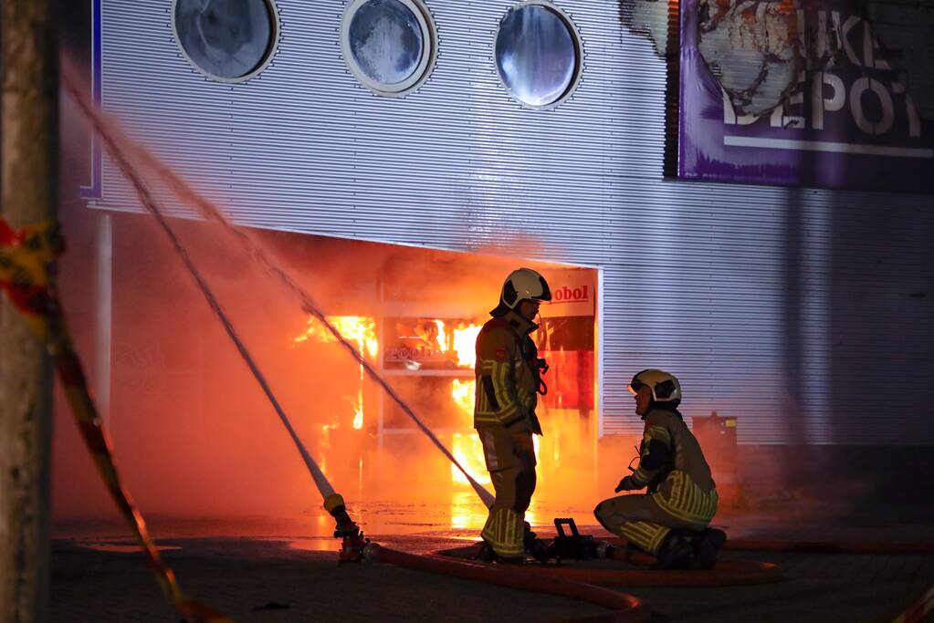 Uitslaande brand in garagebedrijf