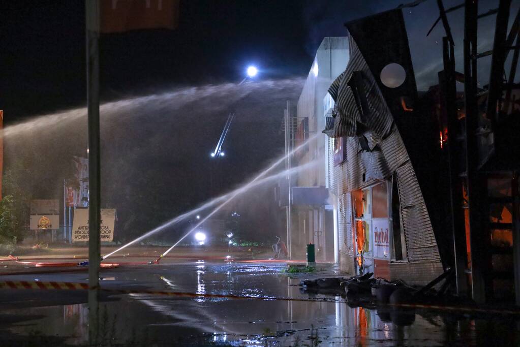 Uitslaande brand in garagebedrijf