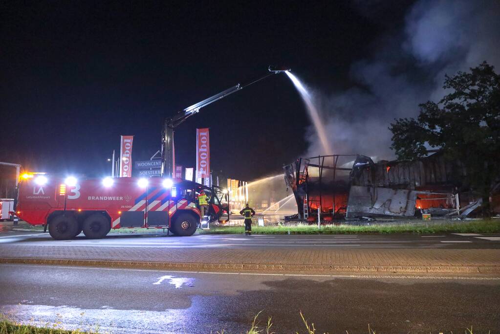 Uitslaande brand in garagebedrijf