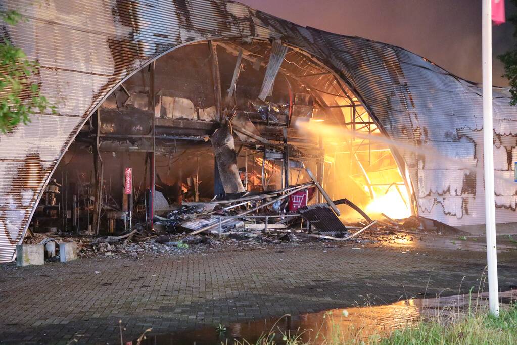 Uitslaande brand in garagebedrijf