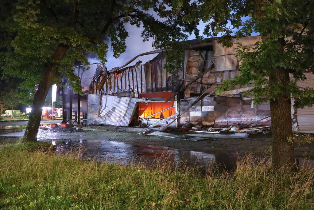 Uitslaande brand in garagebedrijf