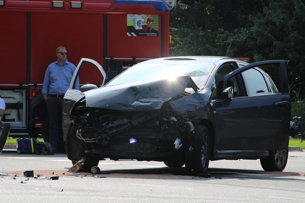 Auto botst frontaal op taxibus