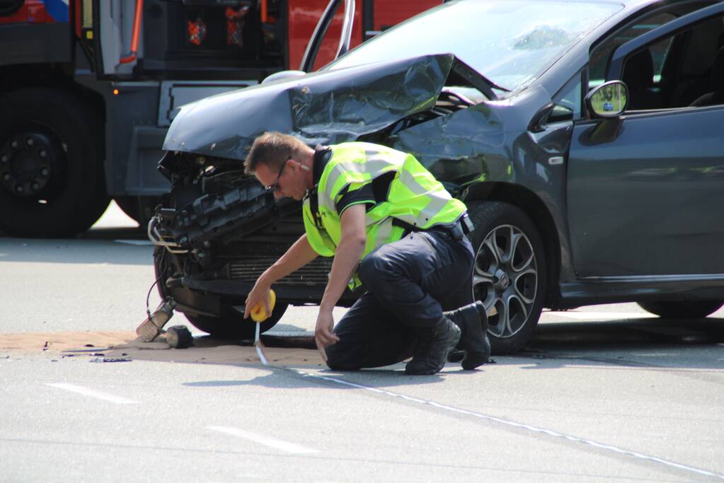 Auto botst frontaal op taxibus