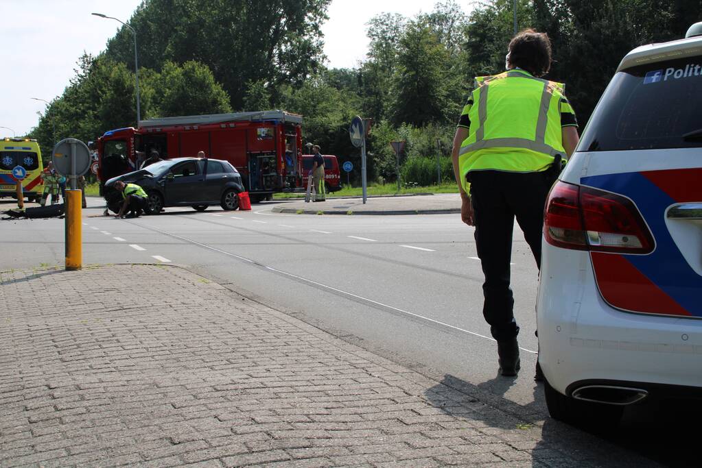 Auto botst frontaal op taxibus