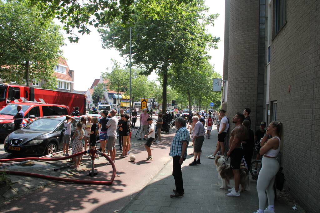 Zwarte rookwolken bij grote uitslaande woningbrand